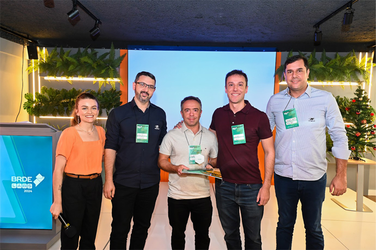 Techer recebendo o prêmio de finalista do BRDE Labs 2024